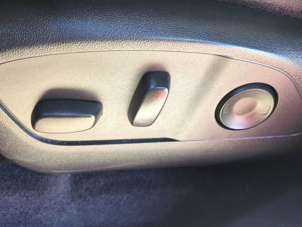 Used 2025 Chevrolet Traverse LT image 24