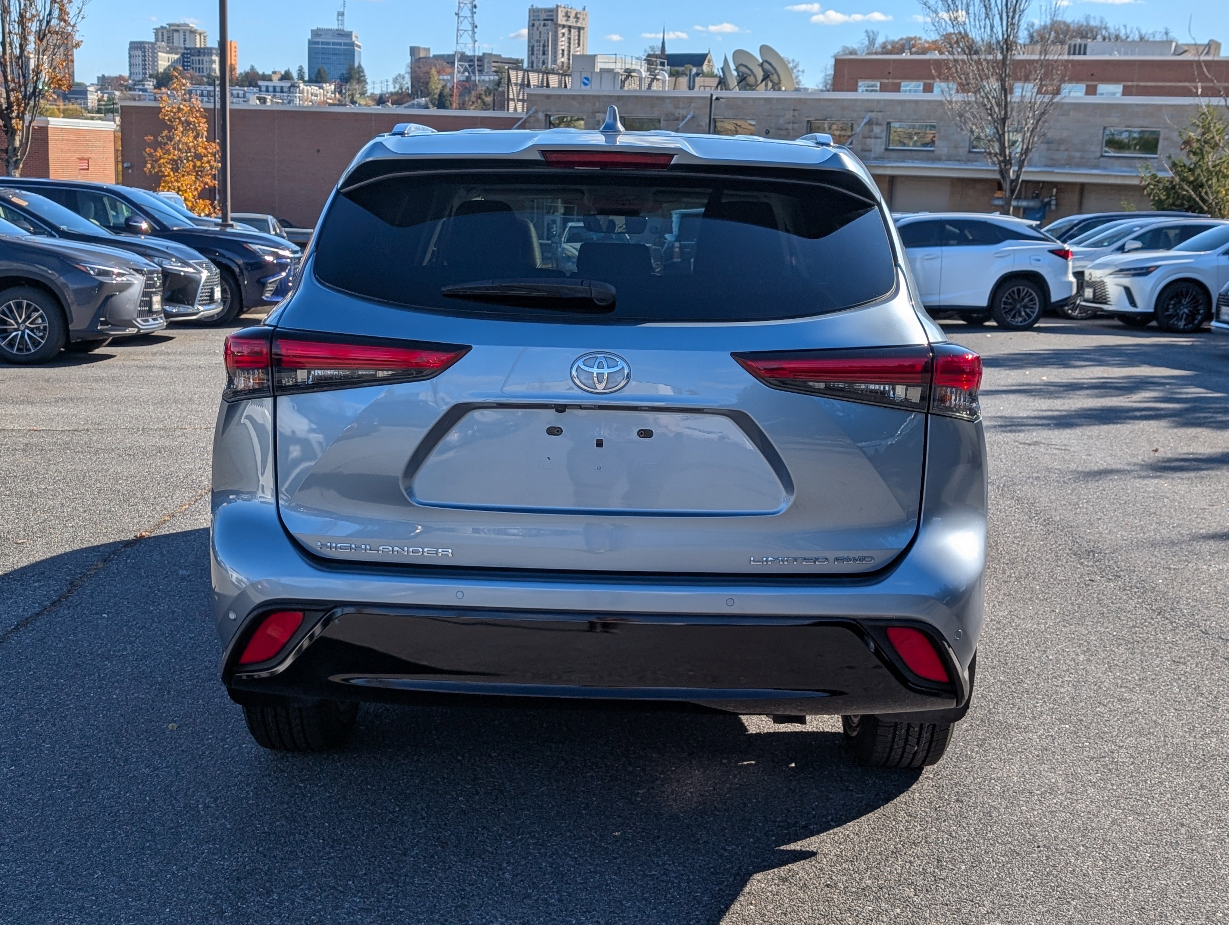 Used 2023 Toyota Highlander Limited image 4