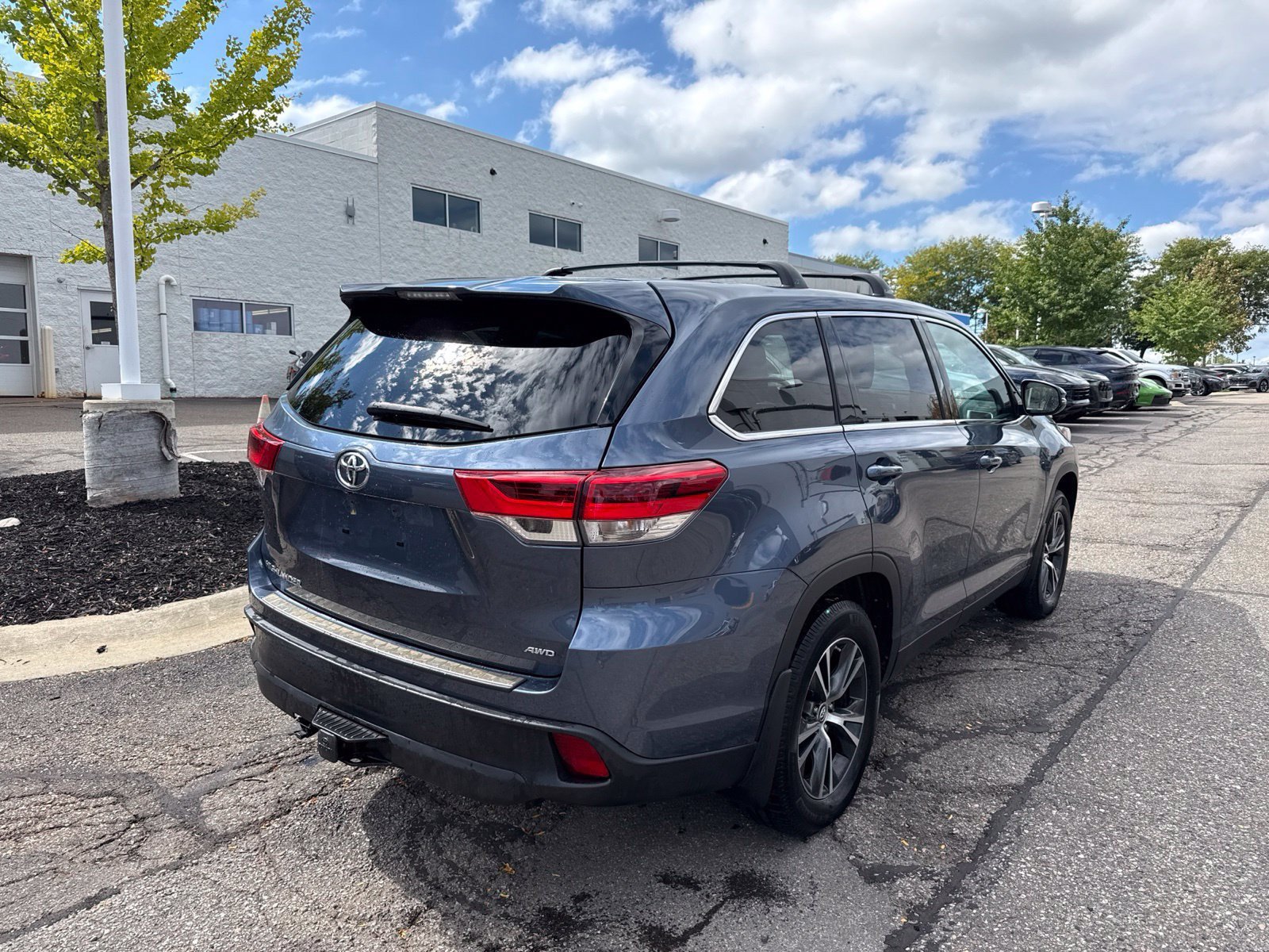 Used 2019 Toyota Highlander LE AWD/4WD image 7