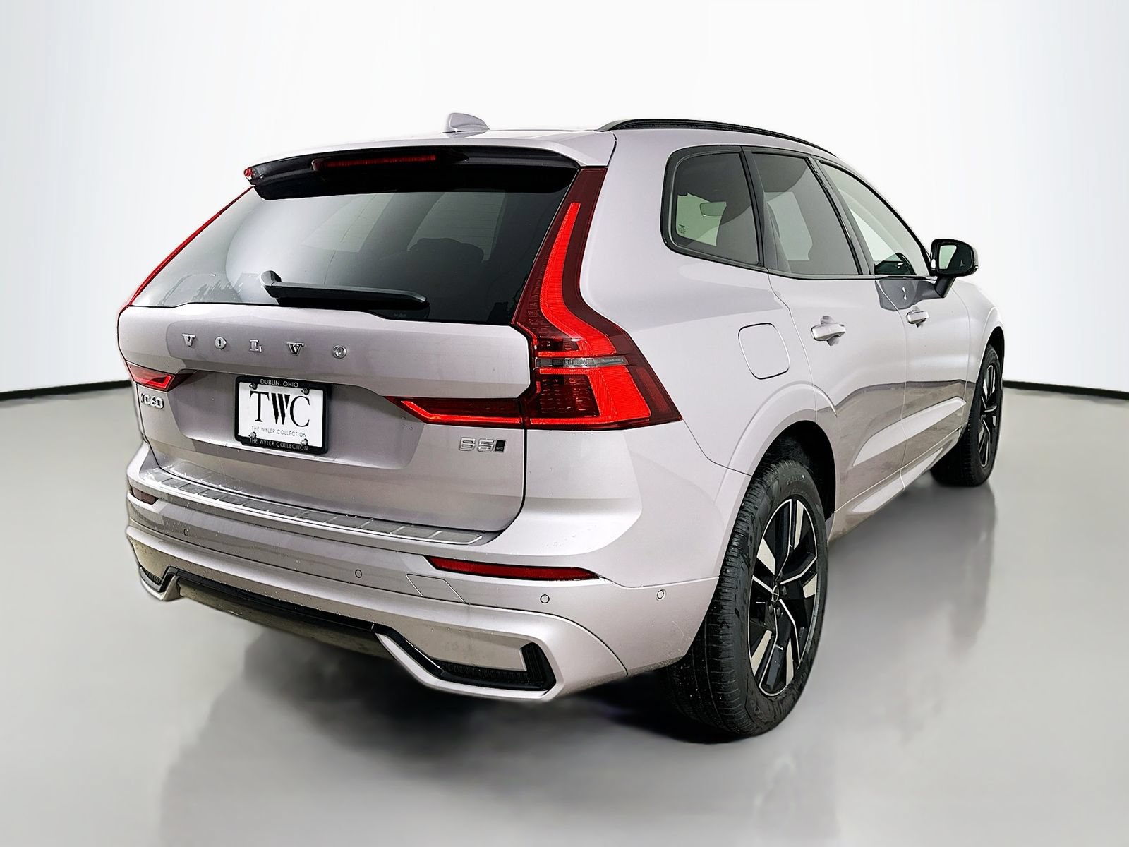 New 2026 Volvo XC60 B5 Plus w/ Protection Package Premier AWD/4WD image 5