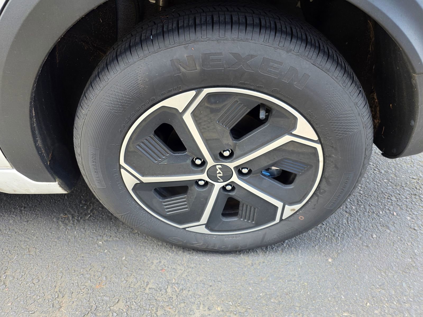 Used 2025 Kia Niro EX image 9