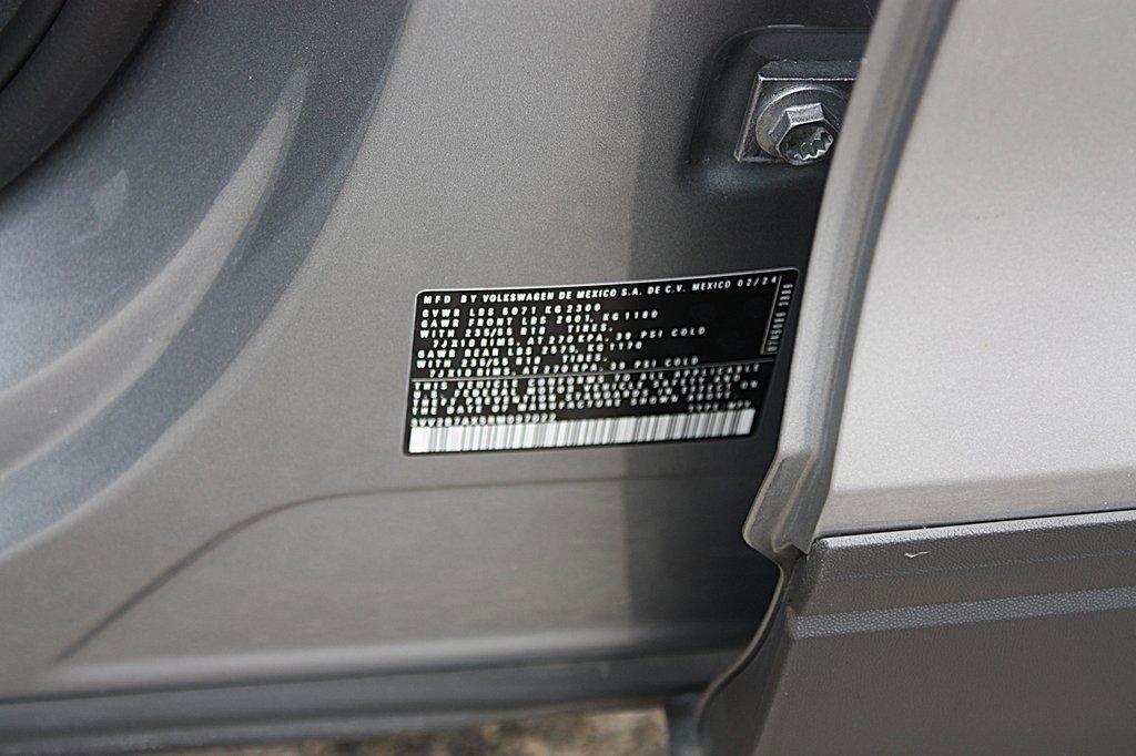 Used 2024 Volkswagen Tiguan SE image 31