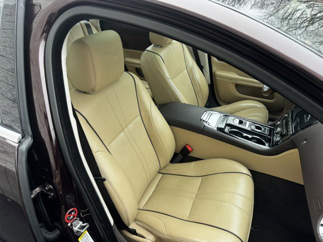 Used 2016 Jaguar XJ R-Sport RWD image 32