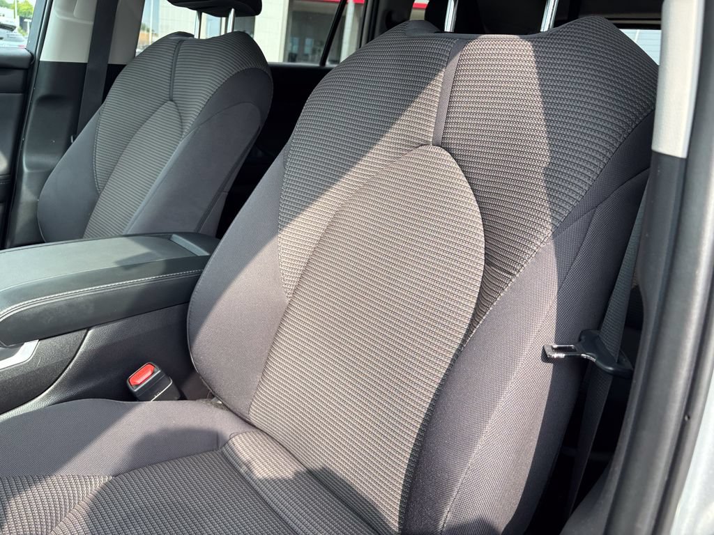 Used 2025 Toyota Highlander LE FWD image 19