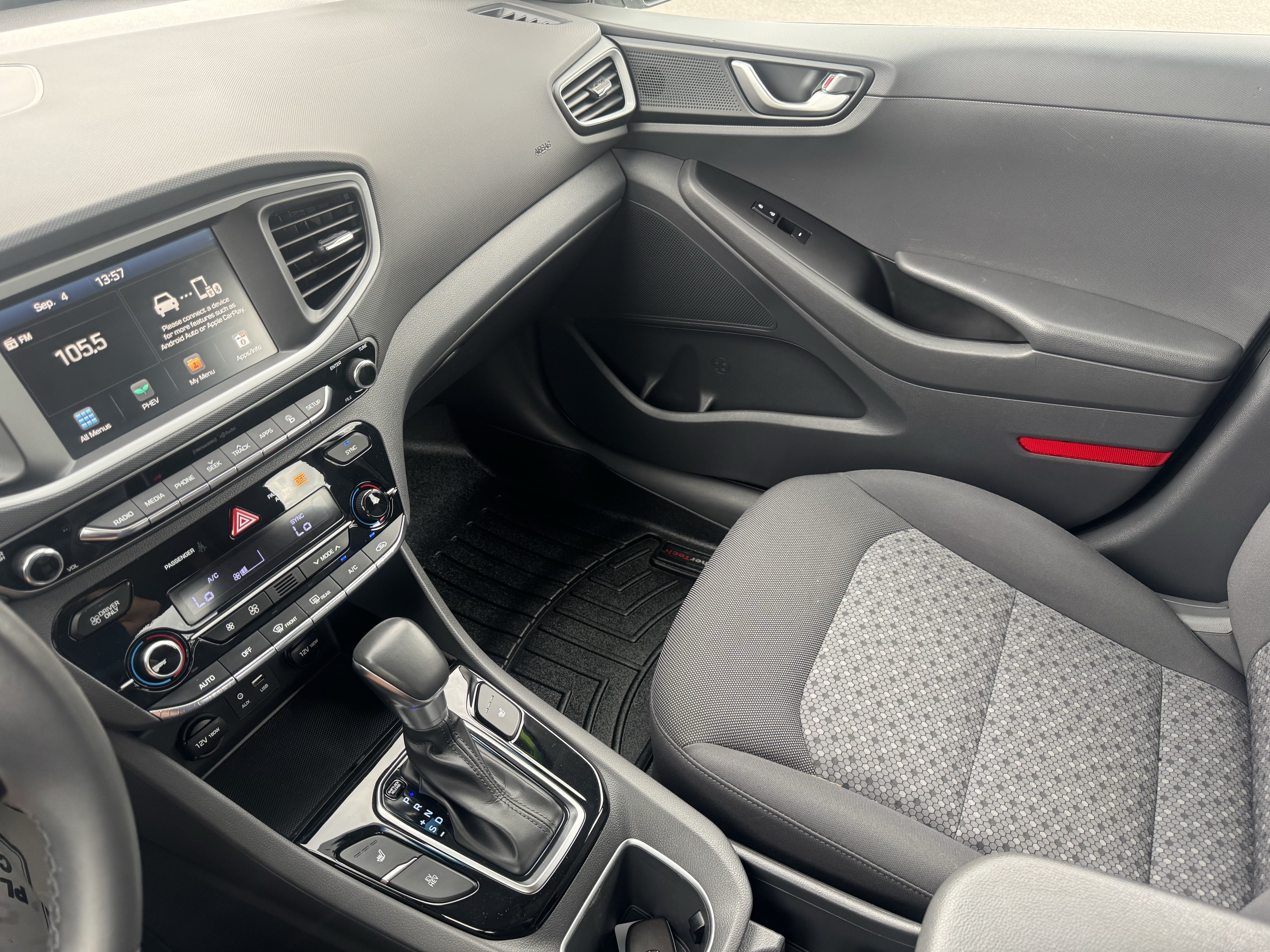 Used 2019 Hyundai Ioniq Plug-In Hybrid FWD image 22