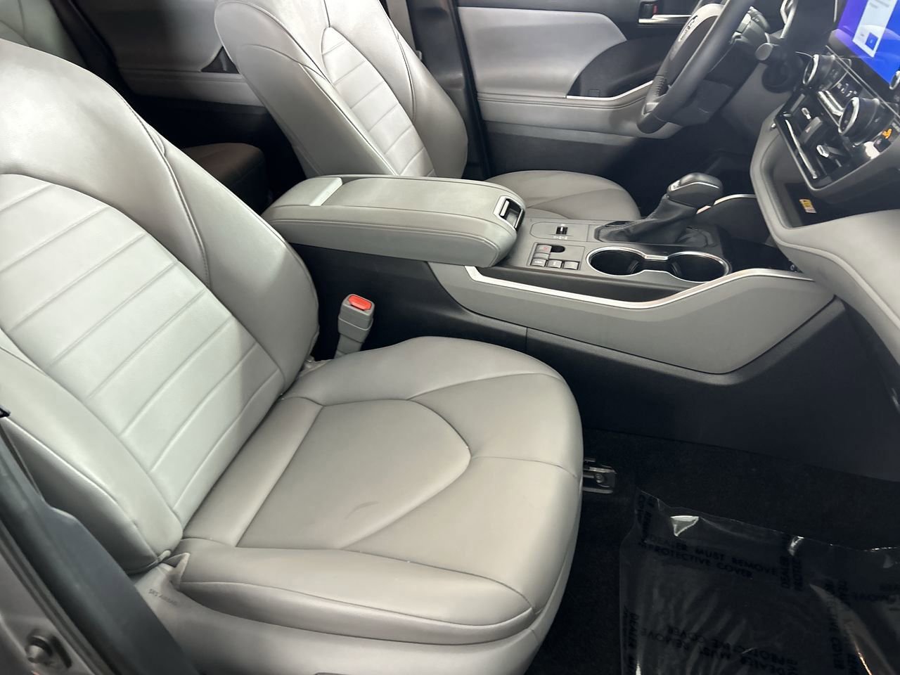Used 2025 Toyota Highlander XLE image 26