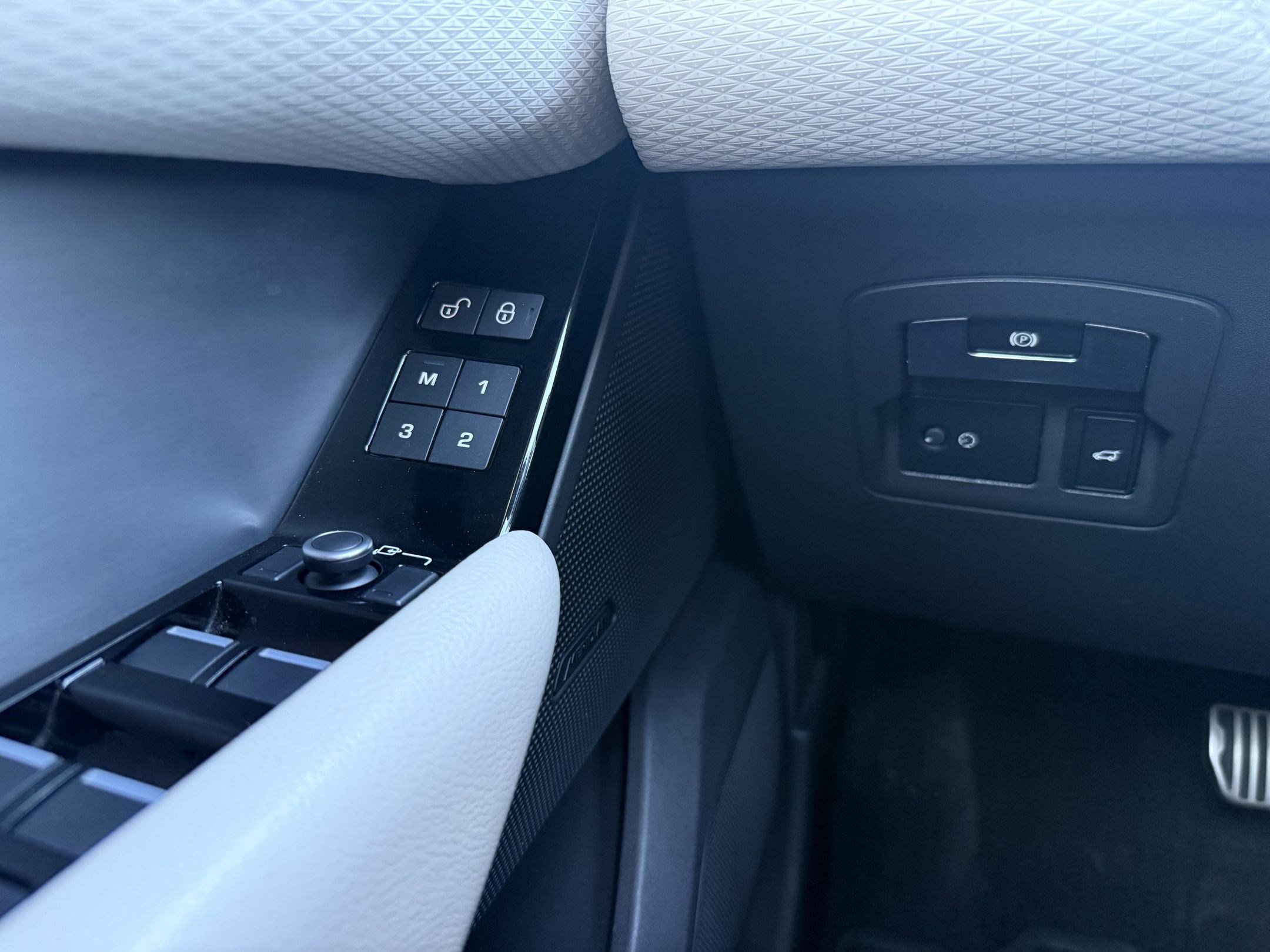 Used 2020 Land Rover Range Rover Velar R-Dynamic S image 12