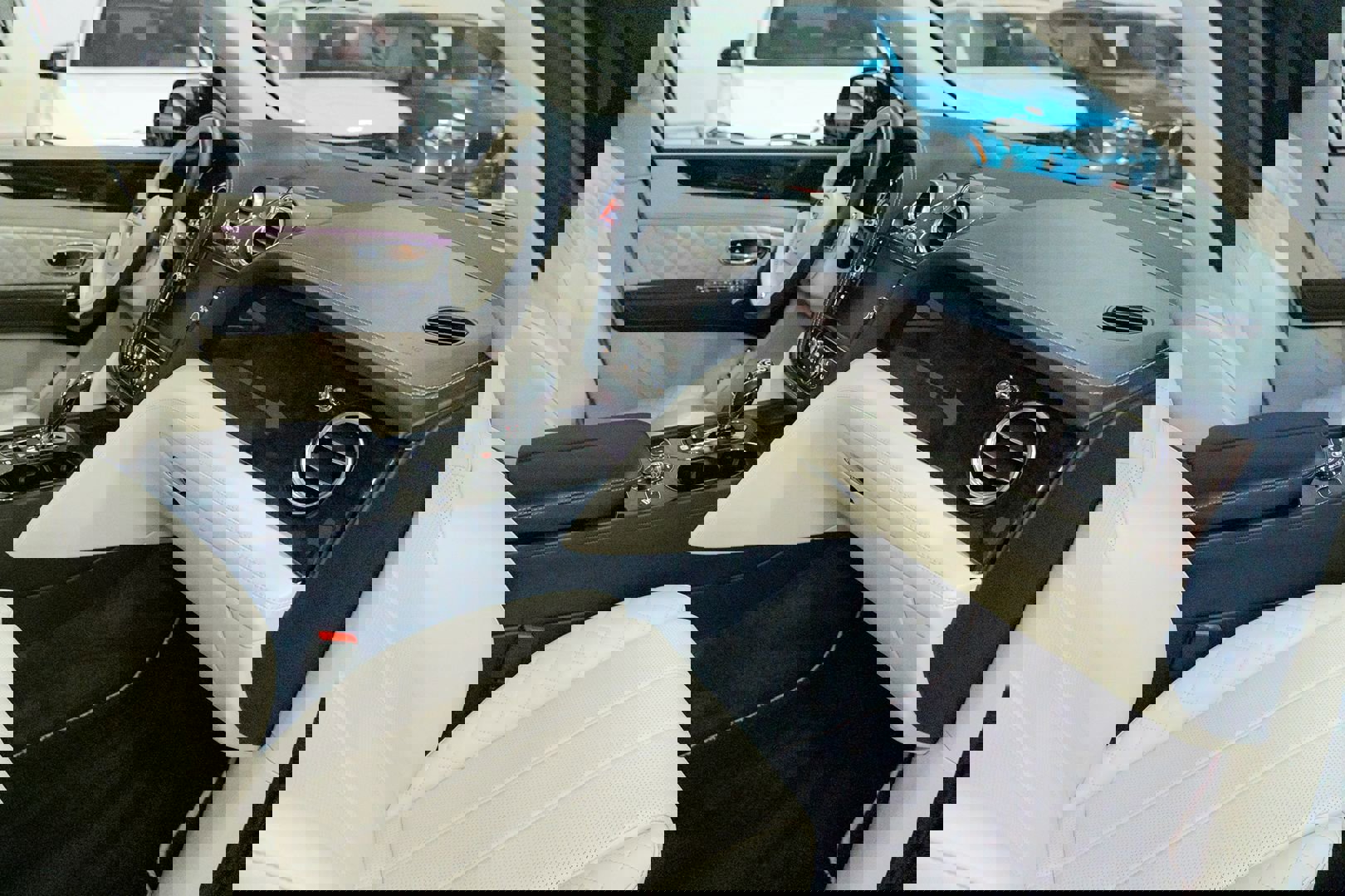 Used 2020 Bentley Bentayga V8 image 43