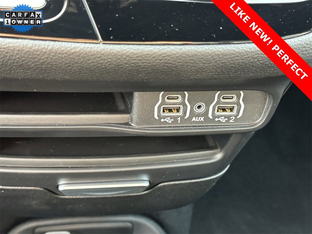 Used 2025 Chrysler Pacifica Select image 24