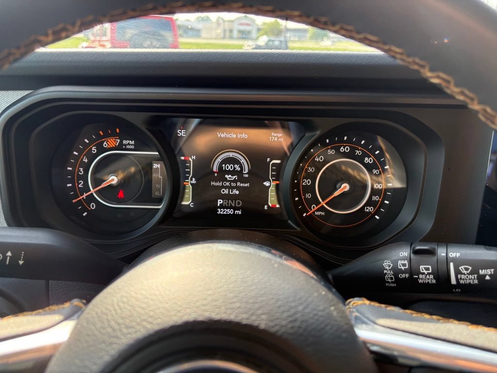 Used 2025 Jeep Wrangler Unlimited Sahara AWD/4WD image 18