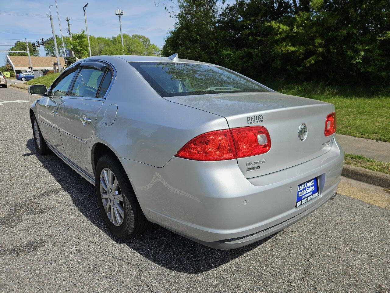 Used 2011 Buick Lucerne CXL w/ Driver Confidence Package FWD image 4