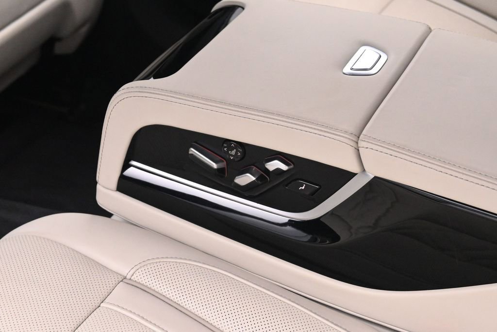 Used 2022 BMW 740i w/ M Sport Package RWD image 20