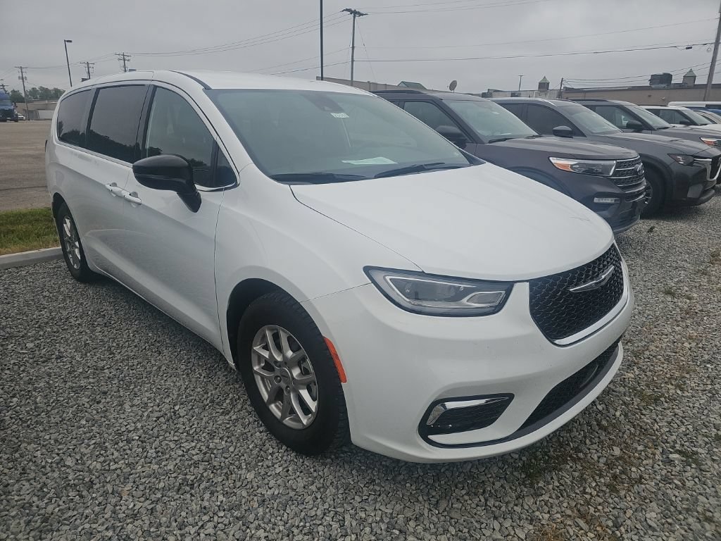 Used 2025 Chrysler Pacifica Select FWD image 6