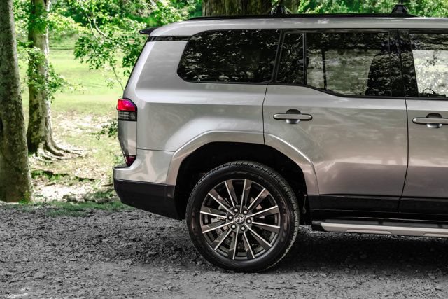 Used 2024 Lexus GX 550 w/ Cold Area Package AWD/4WD image 4