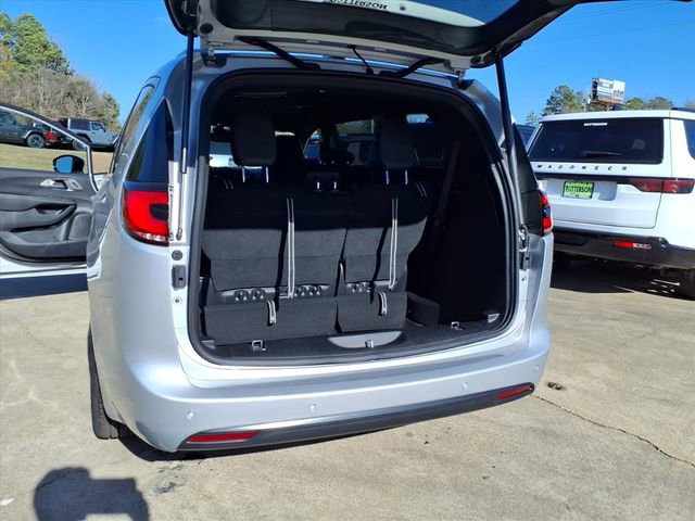 New 2026 Chrysler Pacifica Select w/ S Appearance Package FWD image 16