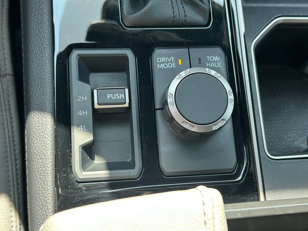 Used 2025 Toyota Tundra Limited AWD/4WD image 32