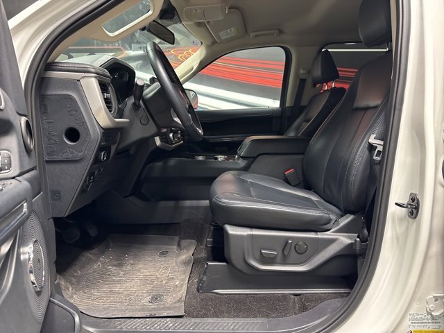 Used 2023 Ford Expedition XLT image 4