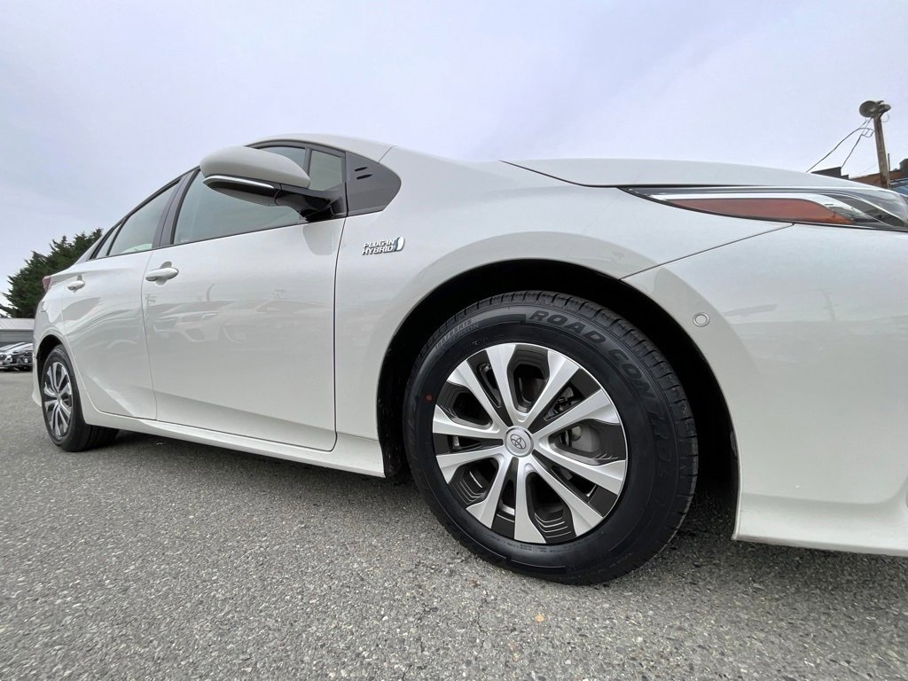 Used 2017 Toyota Prius Prime Advanced image 10