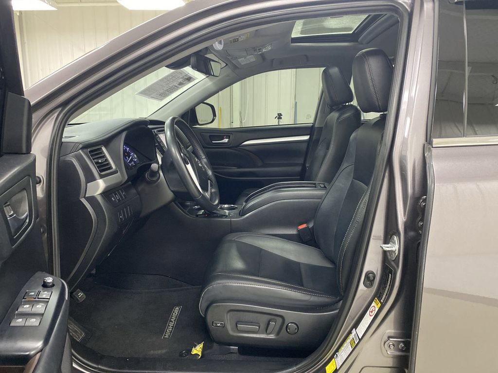 Used 2019 Toyota Highlander XLE FWD image 26