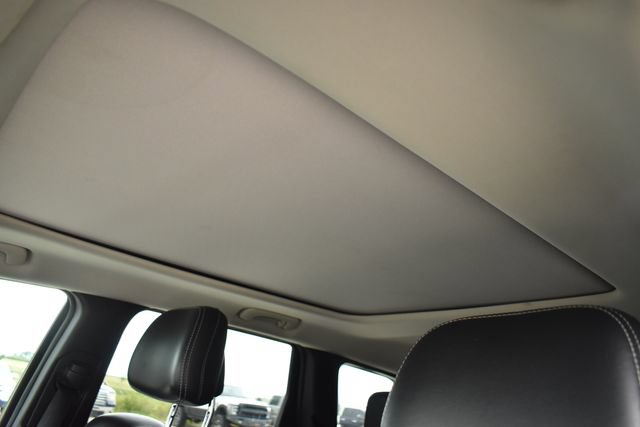 Used 2012 Jeep Grand Cherokee SRT8 w/ Luxury Group II AWD/4WD image 16