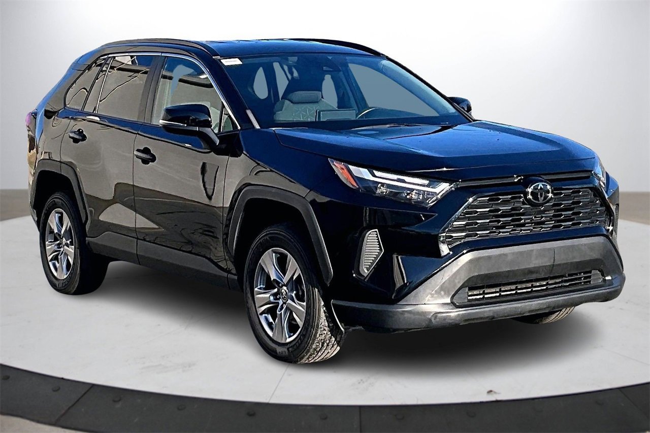 Used 2022 Toyota RAV4 XLE image 2