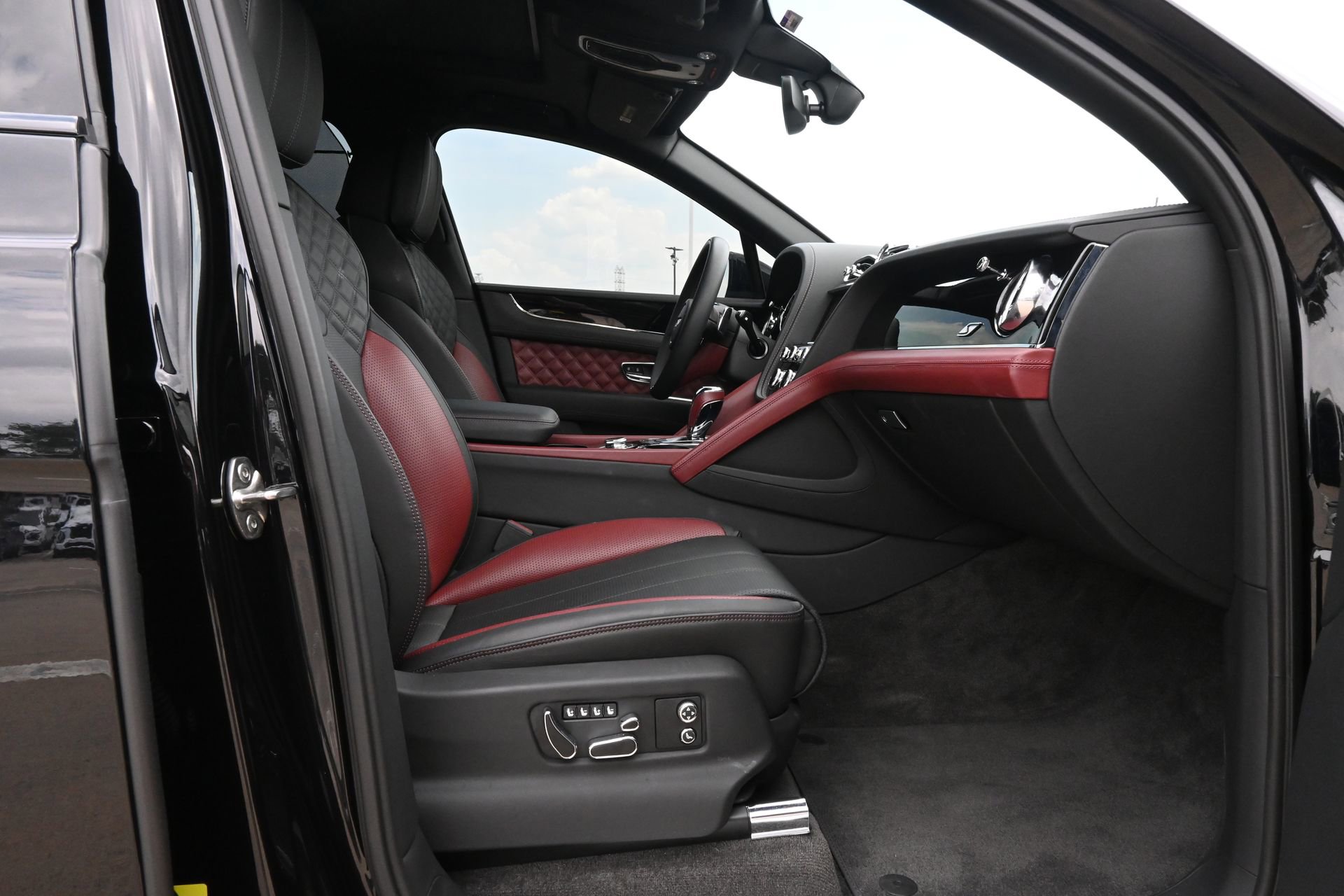 Used 2024 Bentley Bentayga AWD/4WD image 26
