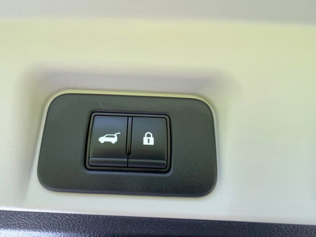 Used 2024 Nissan Ariya AWD image 18