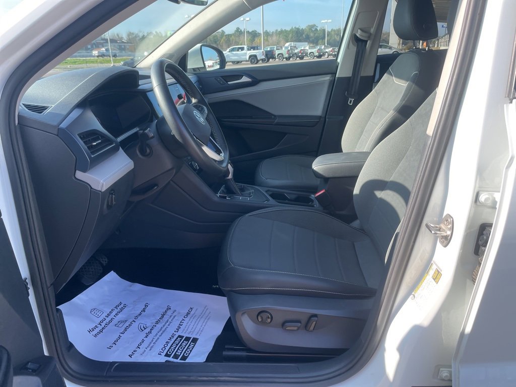 Used 2024 Volkswagen Taos SE image 11