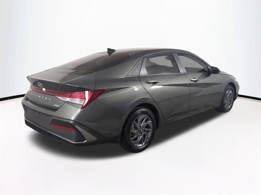 Used 2025 Hyundai Elantra Hybrid FWD image 5