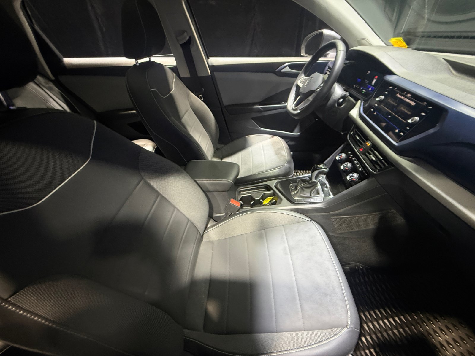 Used 2023 Volkswagen Taos SE w/ Panoramic Sunroof Package FWD image 19