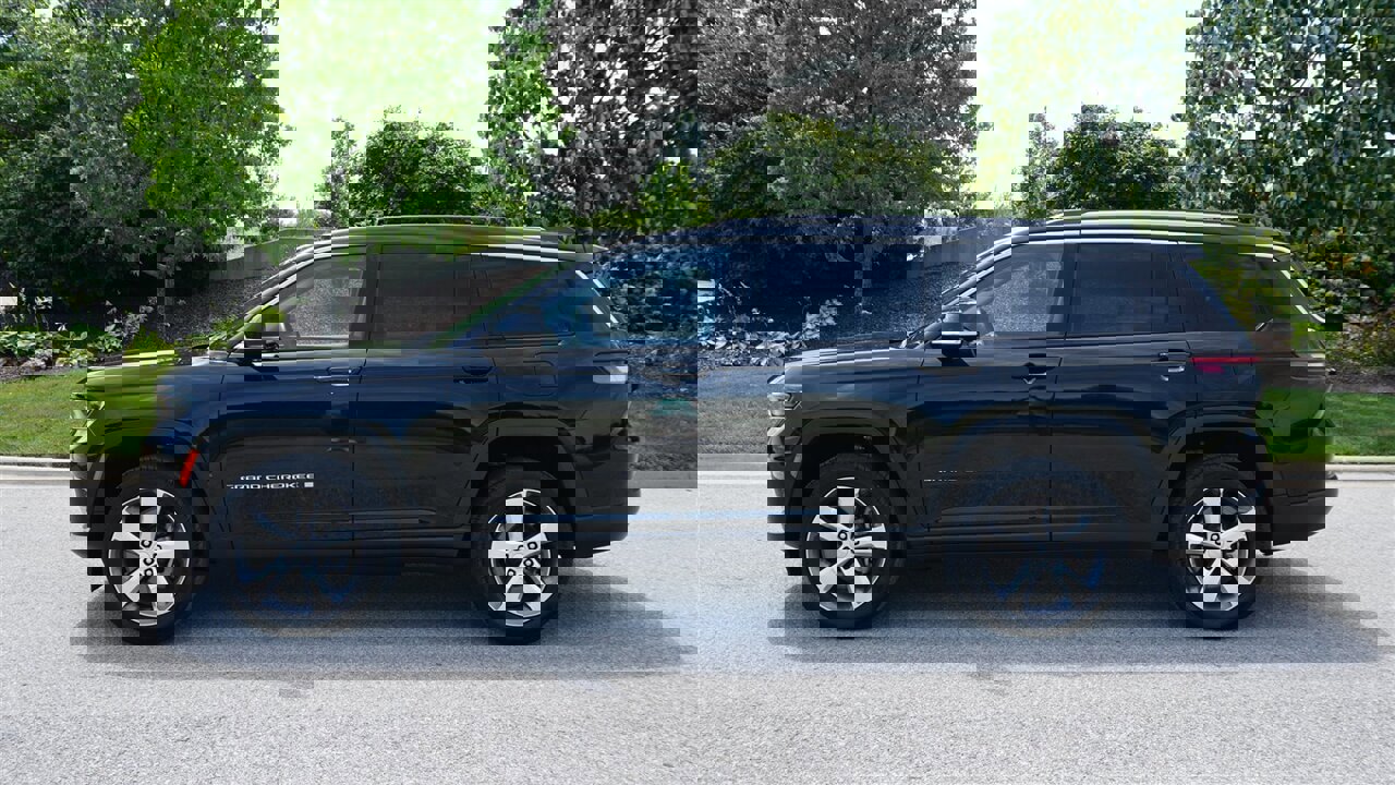 Used 2022 Jeep Grand Cherokee L Limited w/ Luxury Tech Group II image 2