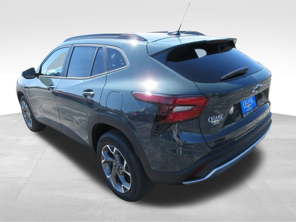 New 2026 Chevrolet Trax LT w/ LPO, Blackout Package FWD image 3