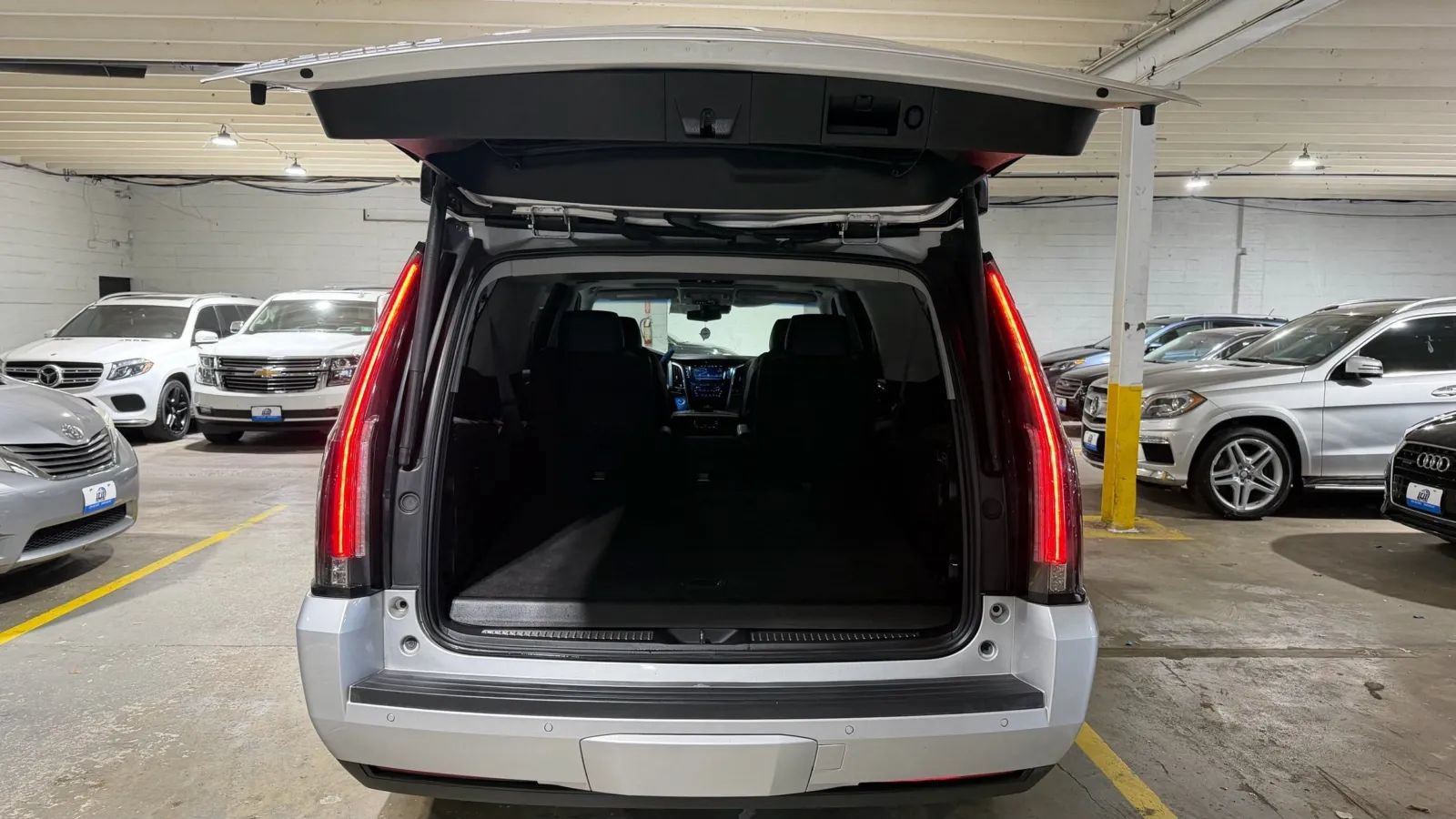 Used 2017 Cadillac Escalade ESV Luxury AWD/4WD image 8
