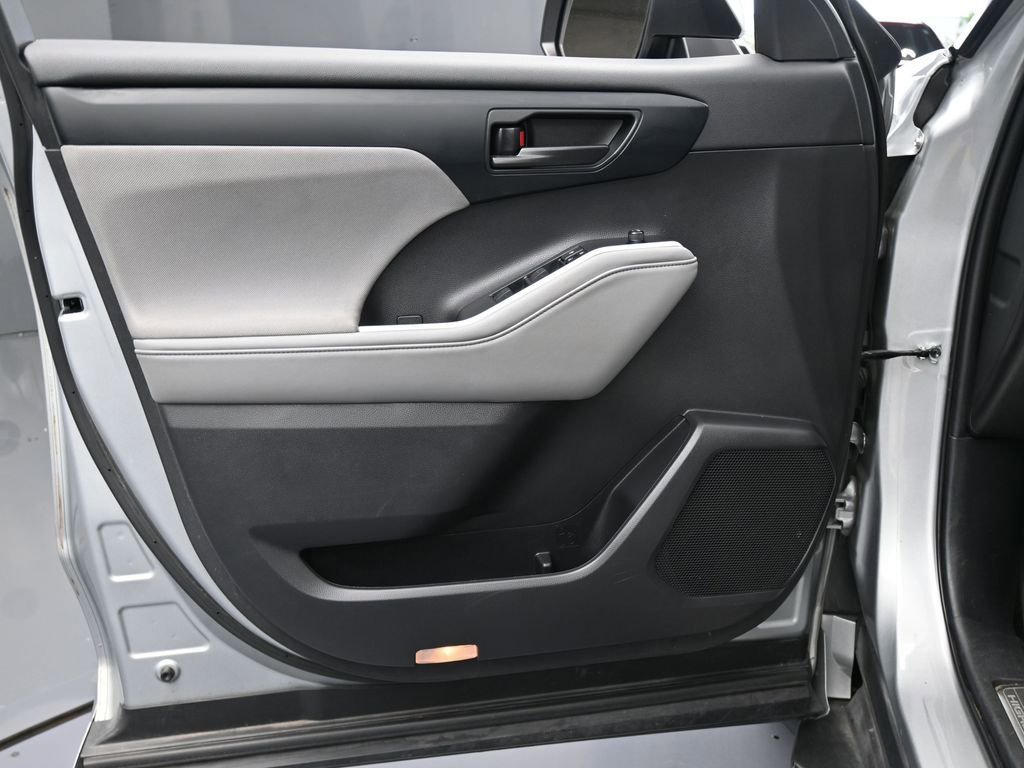 Used 2022 Toyota Highlander L image 26