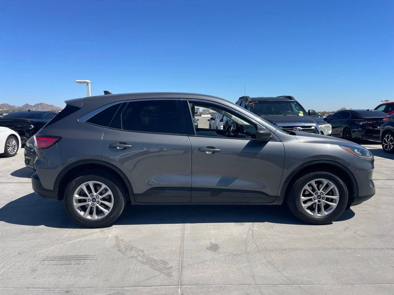 Used 2022 Ford Escape SE image 3