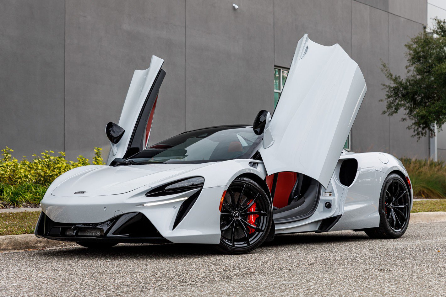 Used 2025 McLaren Artura Spider image 21