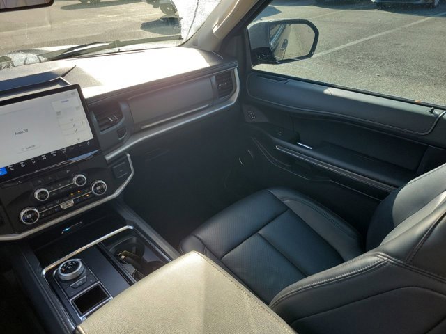 Used 2023 Ford Expedition XLT image 3