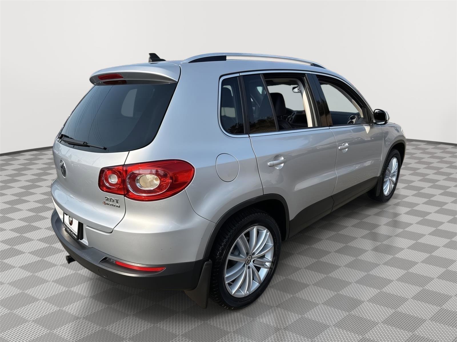 Used 2011 Volkswagen Tiguan SE image 8