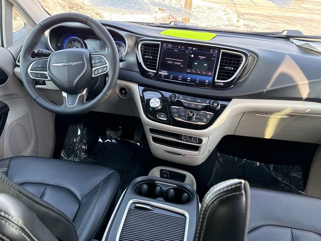 Used 2024 Chrysler Pacifica Touring-L image 11