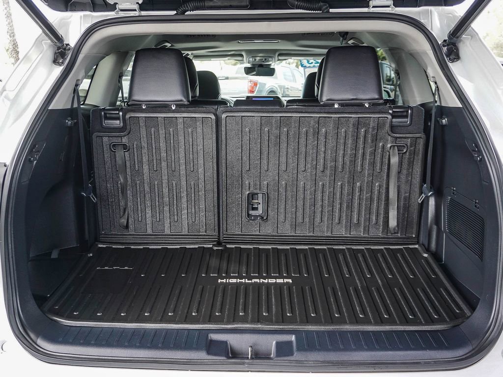 Used 2023 Toyota Highlander XLE FWD image 25