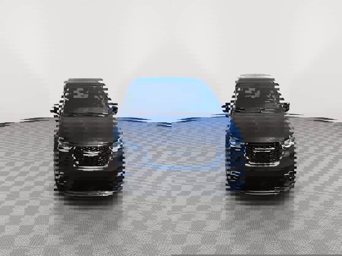 Used 2023 Chrysler Pacifica Touring-L image 3