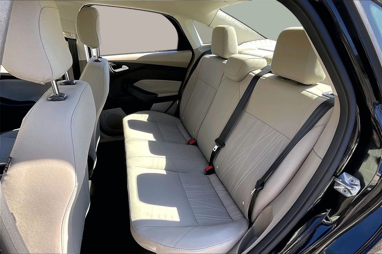 Used 2018 Ford Focus SE w/ SE Appearance Package image 21