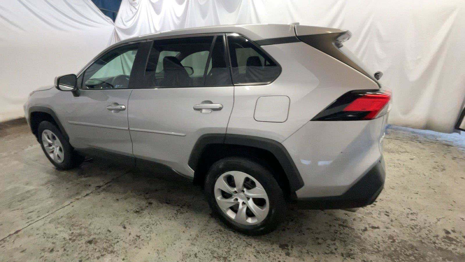 Used 2022 Toyota RAV4 LE AWD/4WD image 11