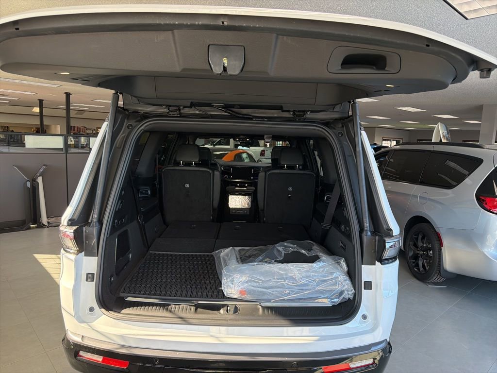 New 2026 Jeep Grand Wagoneer Summit image 9