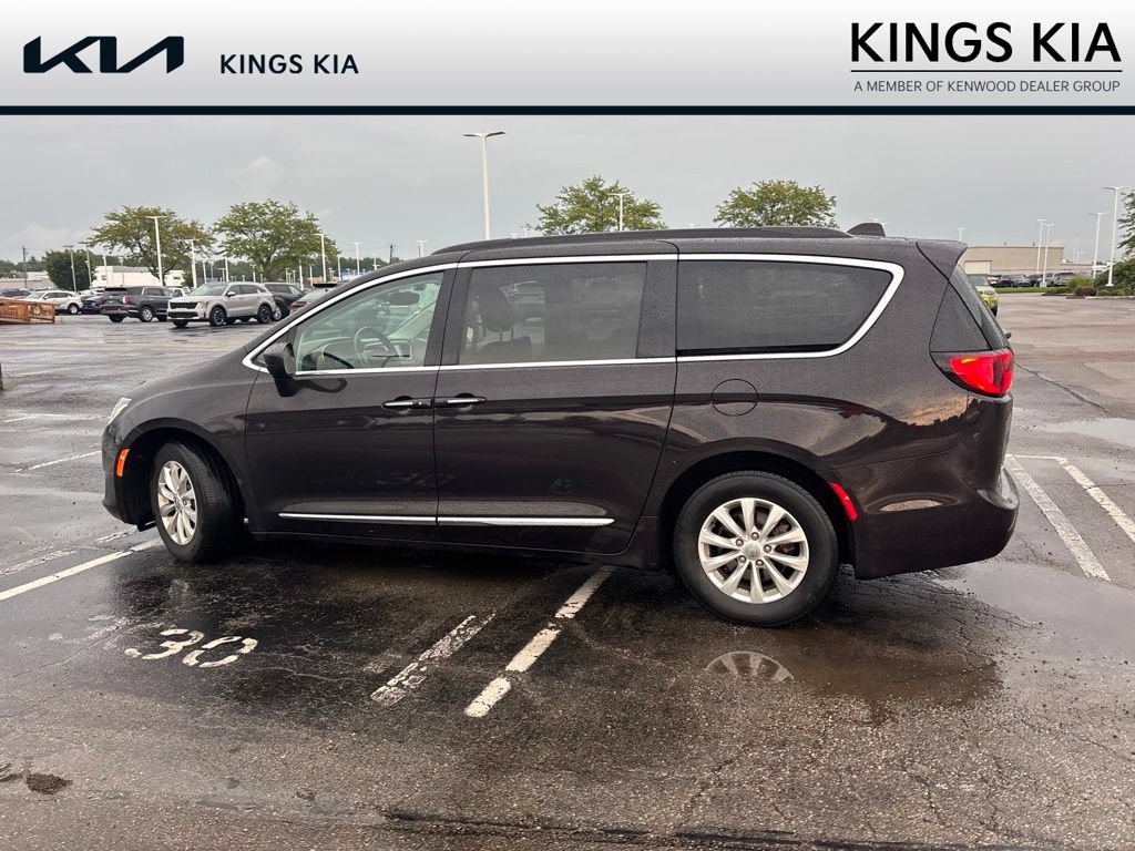 Used 2017 Chrysler Pacifica Touring-L FWD image 9