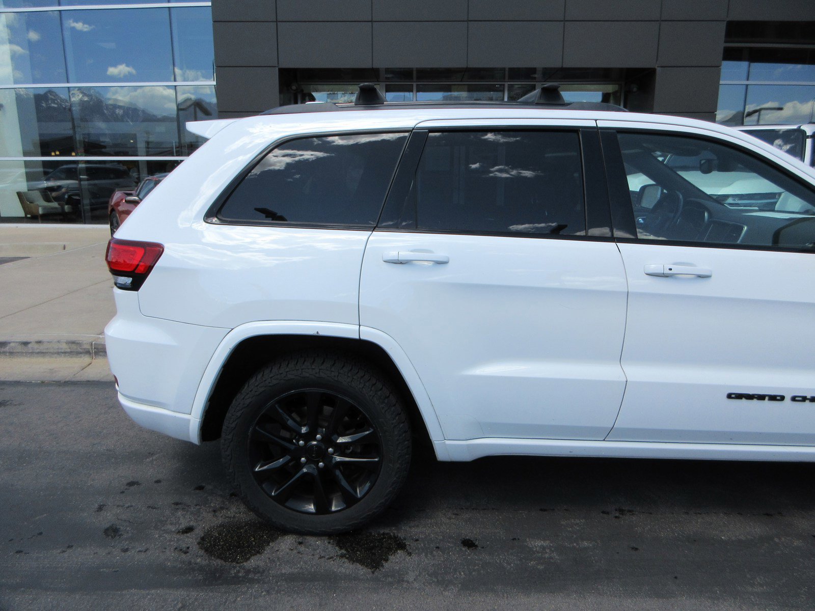 Used 2017 Jeep Grand Cherokee Altitude AWD/4WD image 10