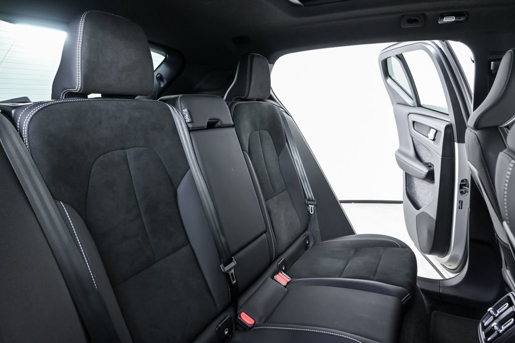 Certified 2025 Volvo XC40 B5 Plus image 23