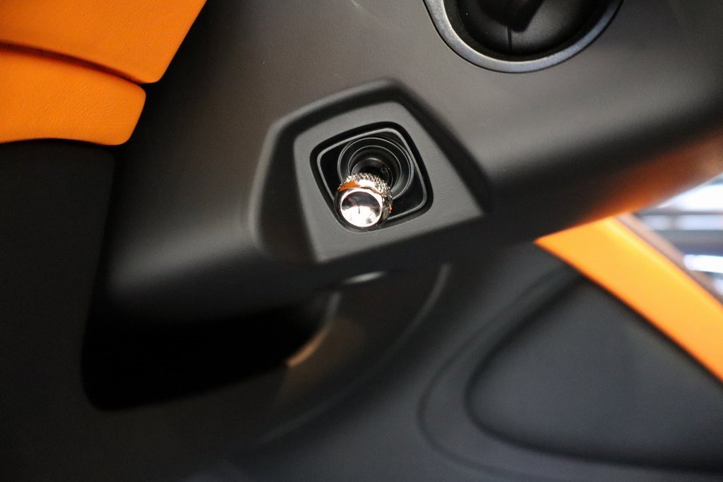 Used 2025 Bentley Bentayga image 18