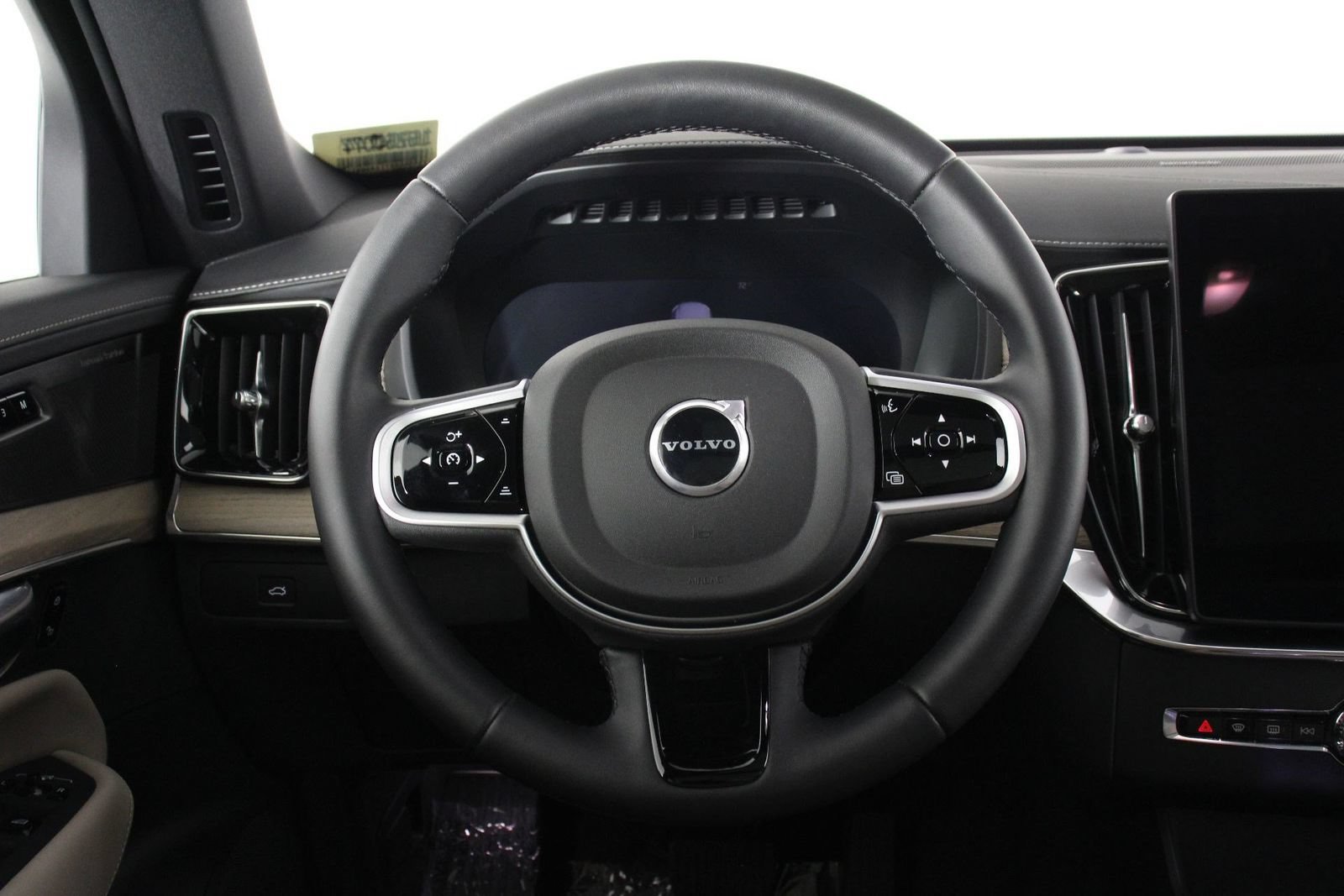 Certified 2026 Volvo XC90 B6 Plus w/ Protection Package Premier AWD/4WD image 8