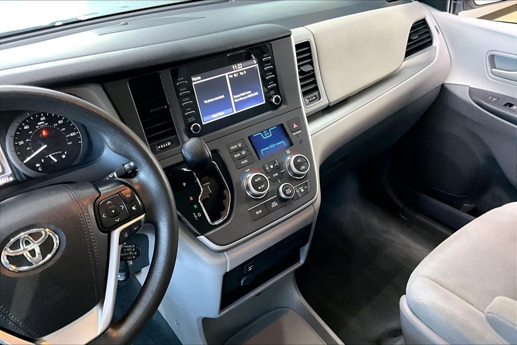 Used 2020 Toyota Sienna L FWD image 17